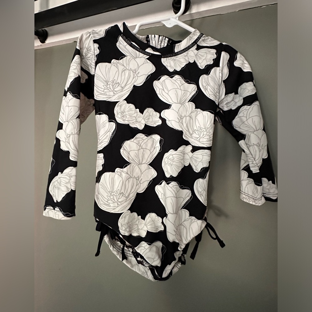5 for $20 || Ruffle Butts Brilliant Blooms Rashguard 2T 🌊🤍🖤